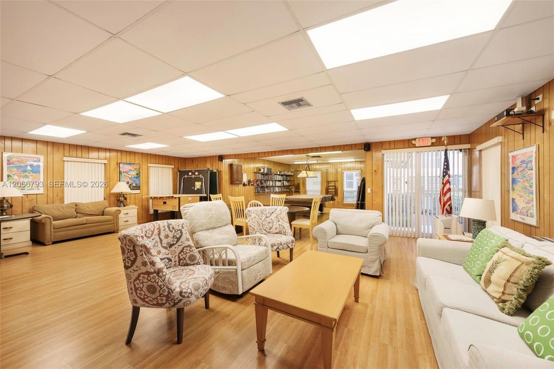 For Sale: $185,000 (2 beds, 2 baths, 980 Square Feet)