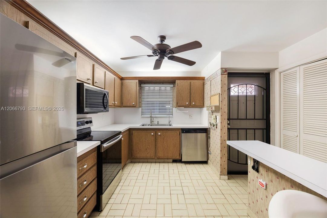 For Sale: $185,000 (2 beds, 2 baths, 980 Square Feet)