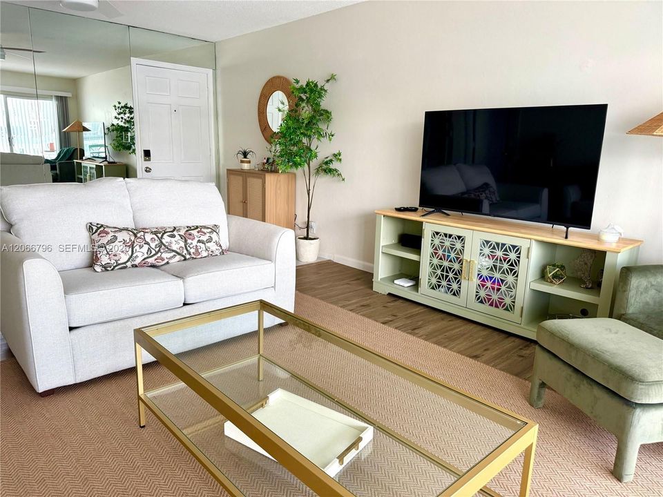 For Sale: $220,000 (1 beds, 1 baths, 722 Square Feet)