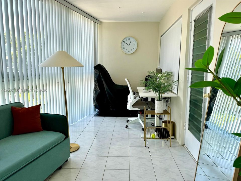 For Sale: $220,000 (1 beds, 1 baths, 722 Square Feet)