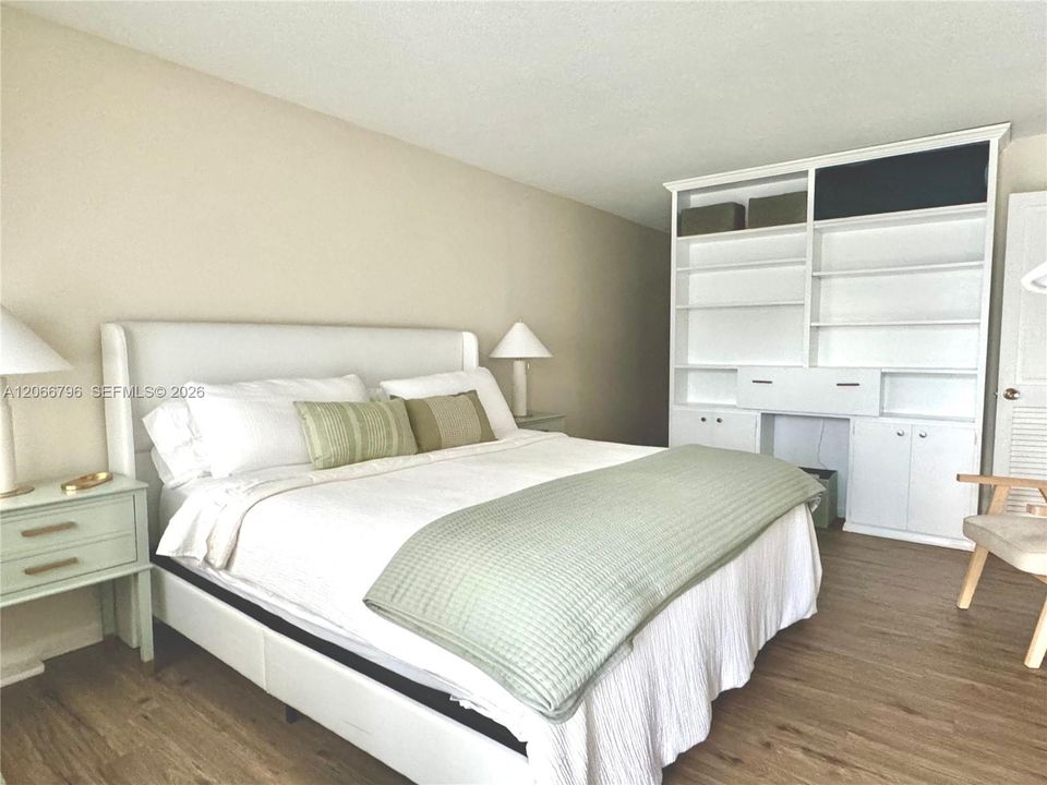 For Sale: $220,000 (1 beds, 1 baths, 722 Square Feet)