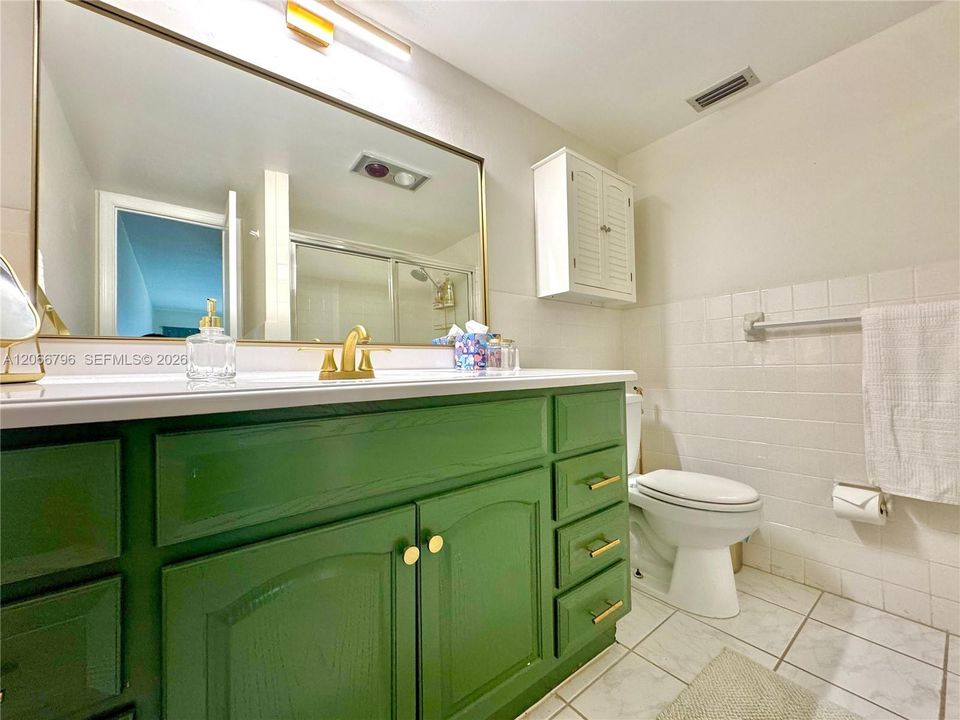 For Sale: $220,000 (1 beds, 1 baths, 722 Square Feet)