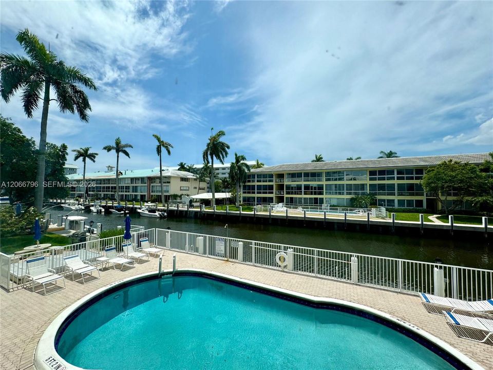 For Sale: $220,000 (1 beds, 1 baths, 722 Square Feet)