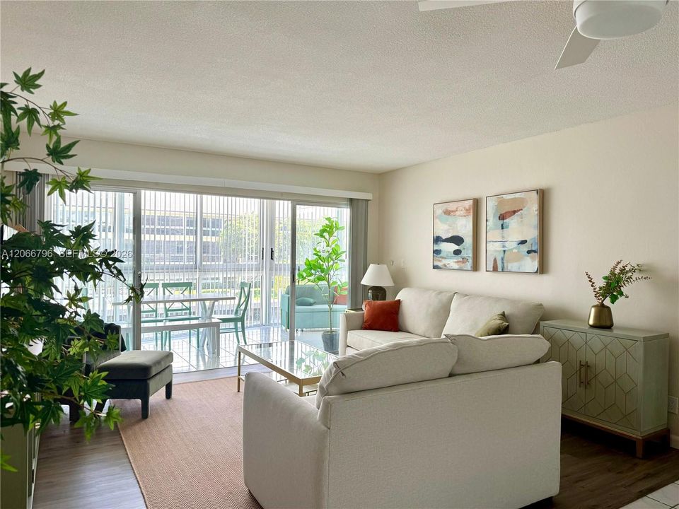 For Sale: $220,000 (1 beds, 1 baths, 722 Square Feet)