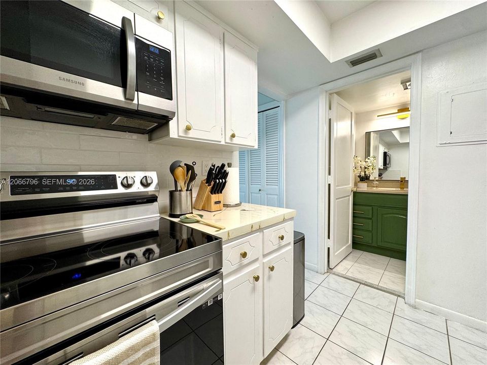 For Sale: $220,000 (1 beds, 1 baths, 722 Square Feet)