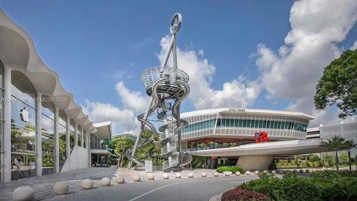 10 minute drive of Aventura Mall