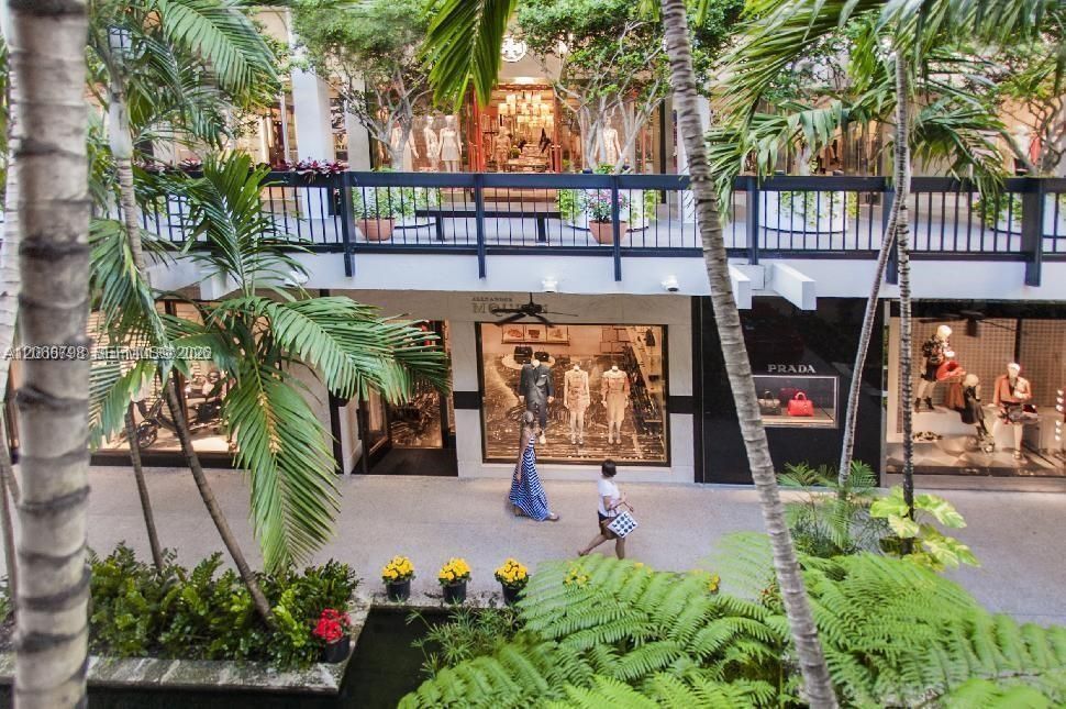 10 minute drive of Bal Harbour Shops
