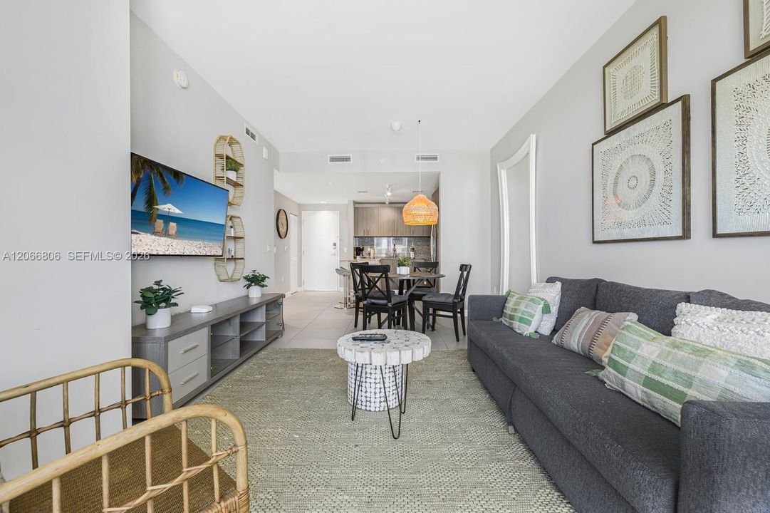 For Sale: $450,000 (1 beds, 1 baths, 650 Square Feet)