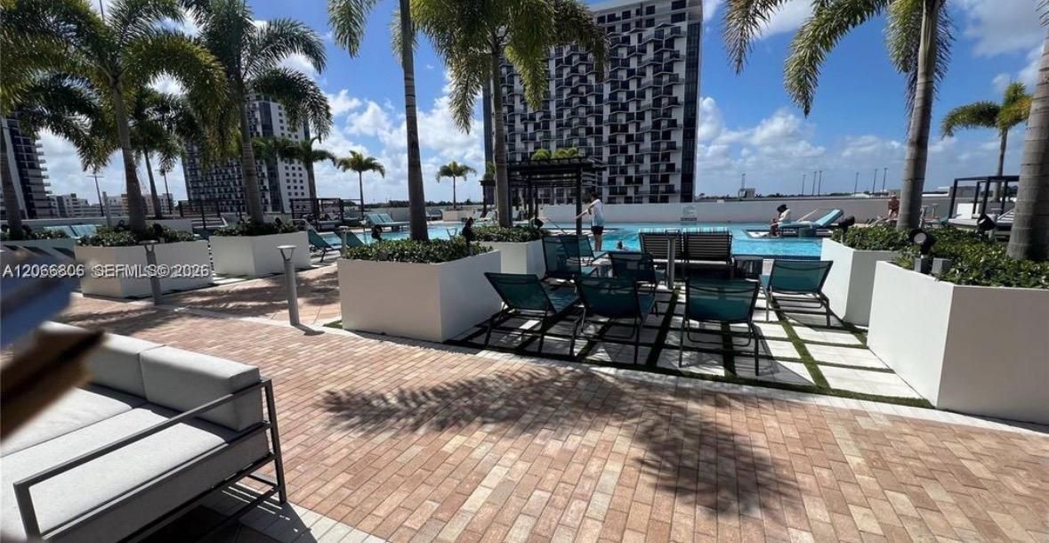 For Sale: $450,000 (1 beds, 1 baths, 650 Square Feet)