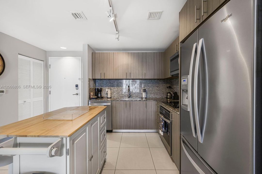 For Sale: $450,000 (1 beds, 1 baths, 650 Square Feet)