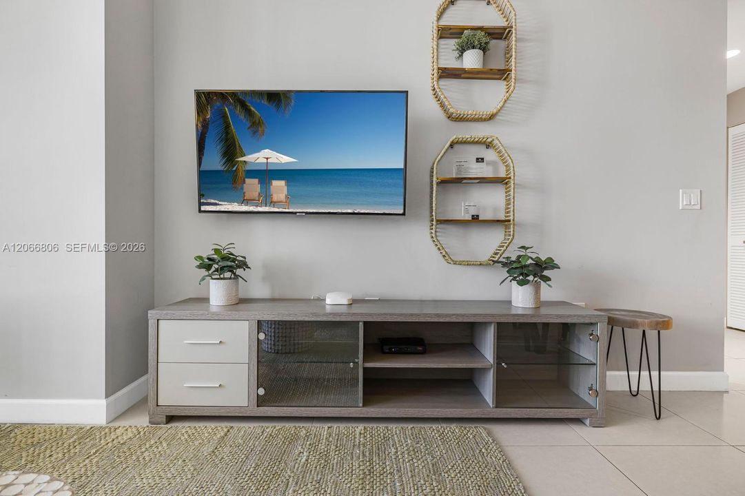 For Sale: $450,000 (1 beds, 1 baths, 650 Square Feet)