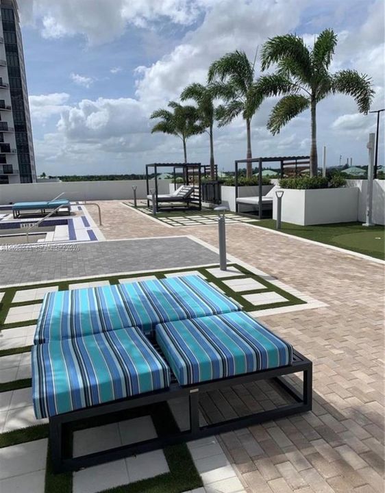 For Sale: $450,000 (1 beds, 1 baths, 650 Square Feet)
