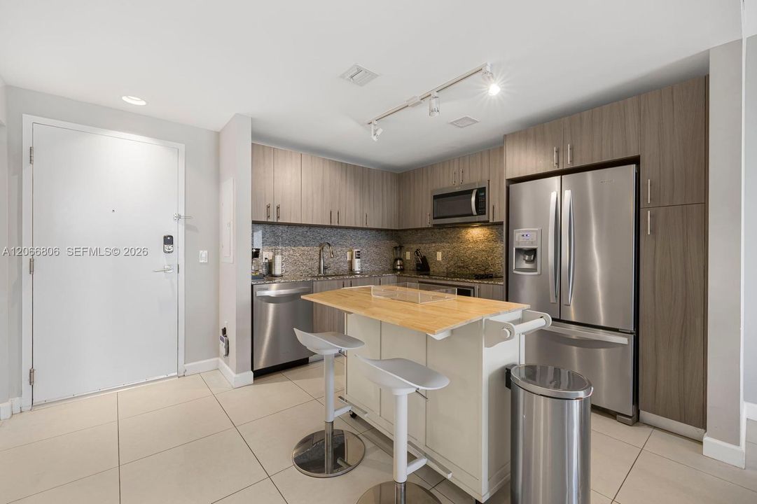 For Sale: $450,000 (1 beds, 1 baths, 650 Square Feet)
