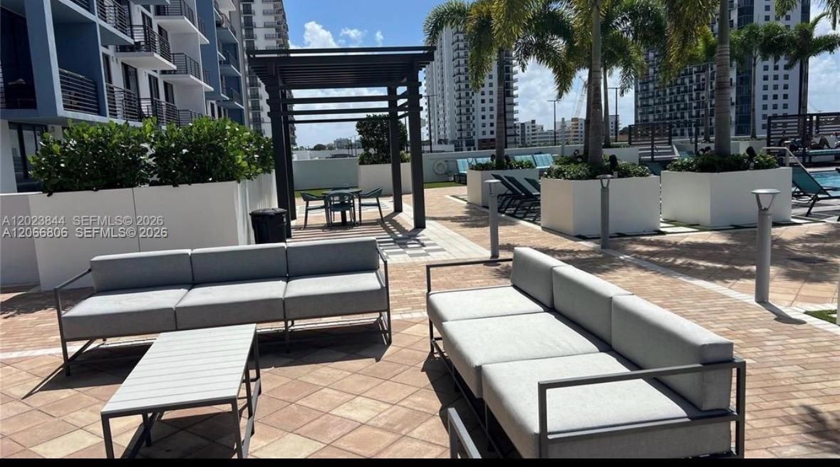 For Sale: $450,000 (1 beds, 1 baths, 650 Square Feet)