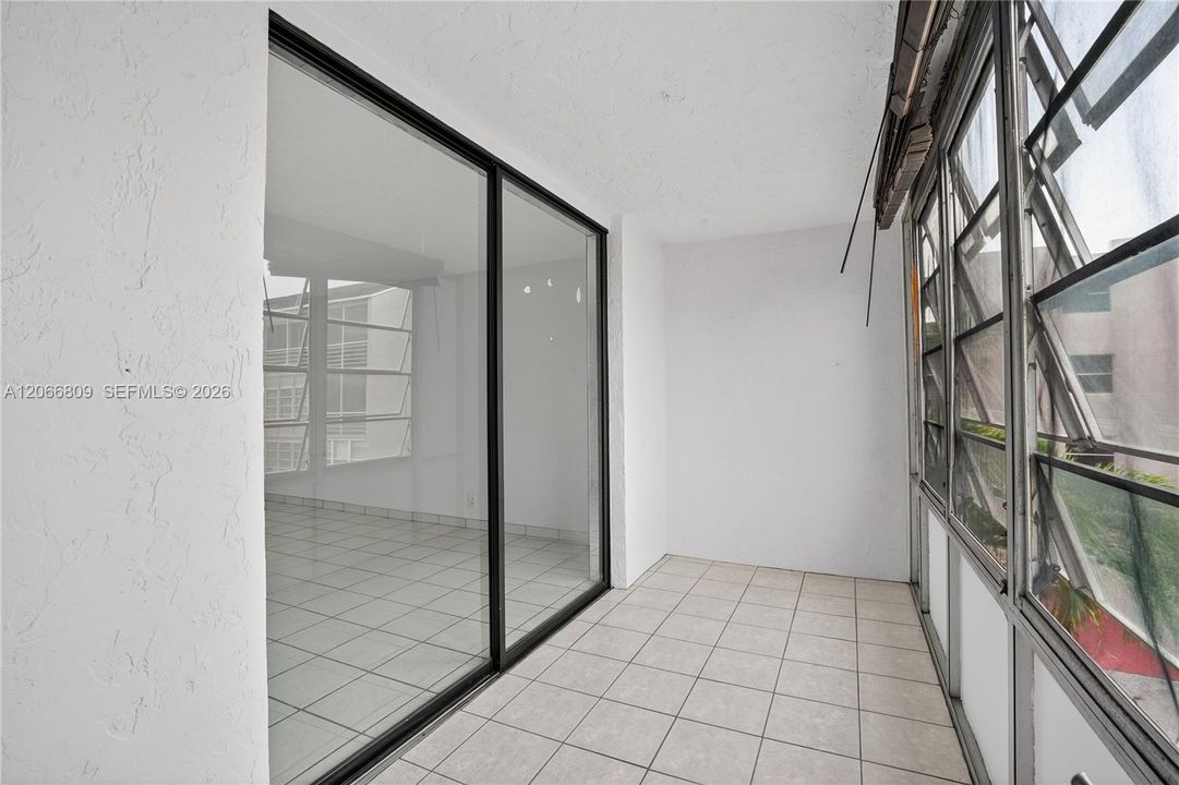For Sale: $79,000 (1 beds, 1 baths, 748 Square Feet)