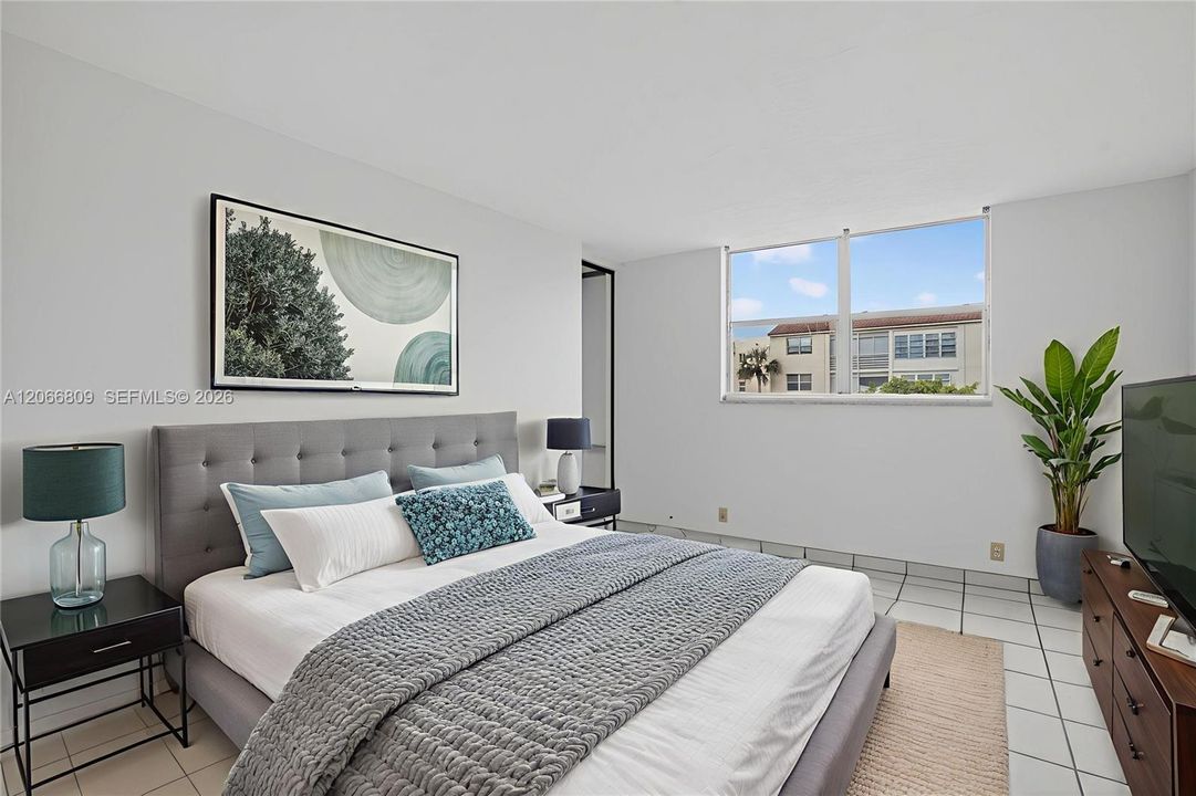 For Sale: $79,000 (1 beds, 1 baths, 748 Square Feet)