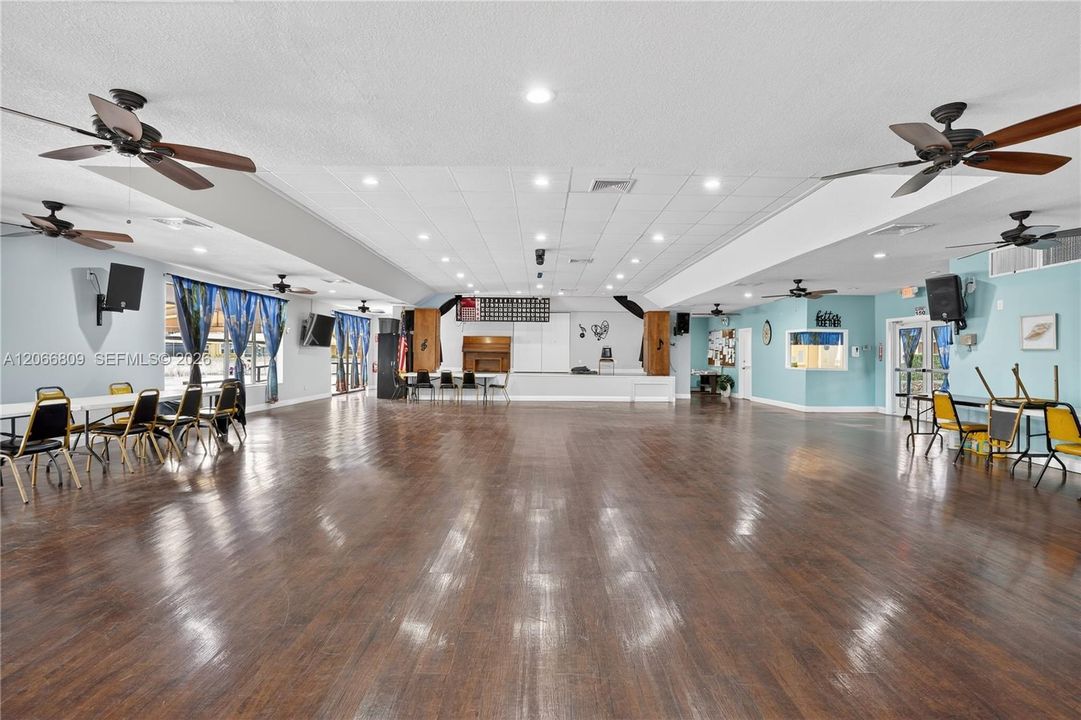 For Sale: $79,000 (1 beds, 1 baths, 748 Square Feet)