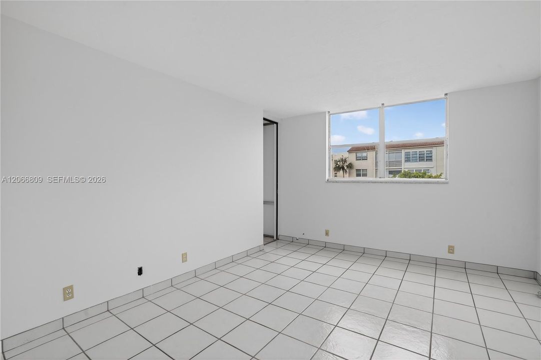 For Sale: $79,000 (1 beds, 1 baths, 748 Square Feet)