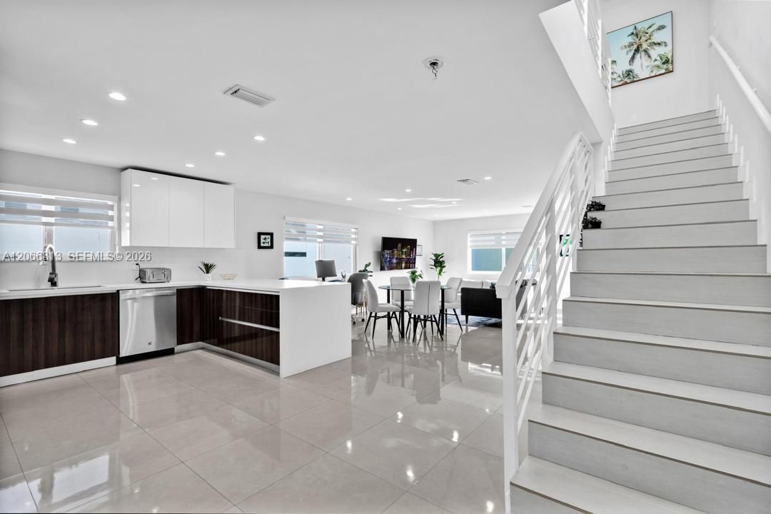 На продажу: $975,000 (3 спален, 2 ванн, 1572 Квадратных фут)