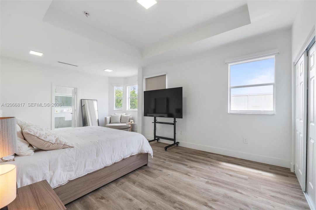 For Rent: $5,900 (5 beds, 3 baths, 2962 Square Feet)