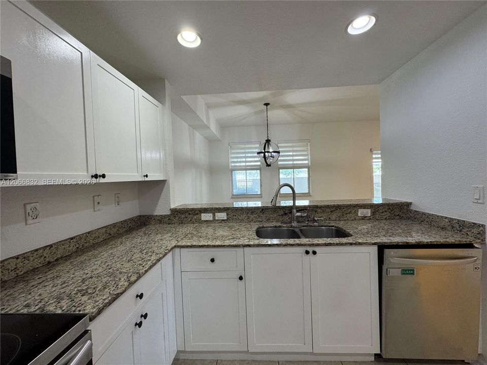 For Sale: $425,000 (3 beds, 2 baths, 1207 Square Feet)