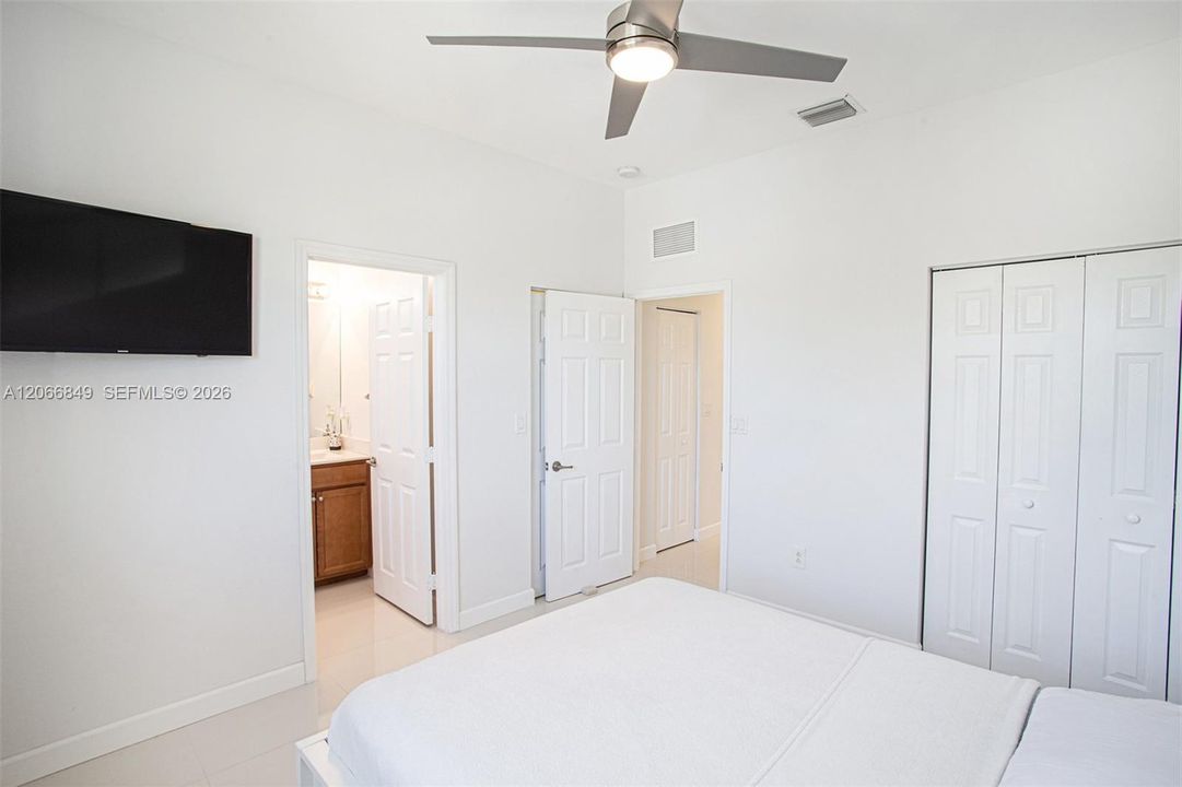 For Sale: $285,000 (2 beds, 2 baths, 1290 Square Feet)