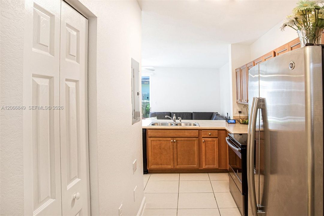 For Sale: $285,000 (2 beds, 2 baths, 1290 Square Feet)