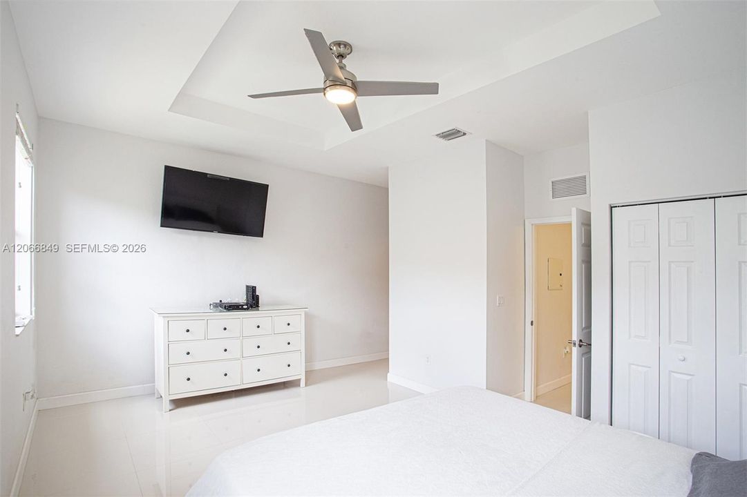 For Sale: $285,000 (2 beds, 2 baths, 1290 Square Feet)