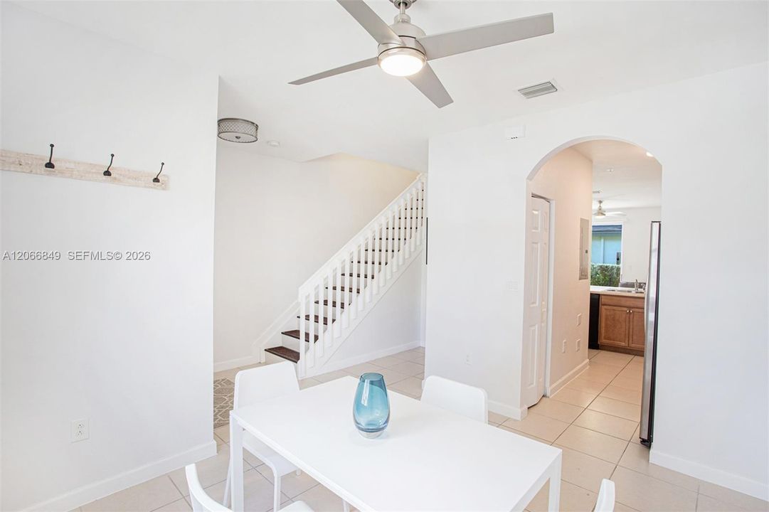 For Sale: $285,000 (2 beds, 2 baths, 1290 Square Feet)