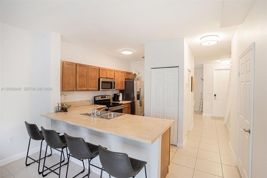 For Sale: $285,000 (2 beds, 2 baths, 1290 Square Feet)