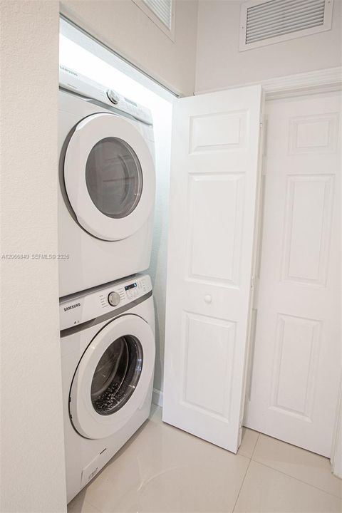 For Sale: $285,000 (2 beds, 2 baths, 1290 Square Feet)