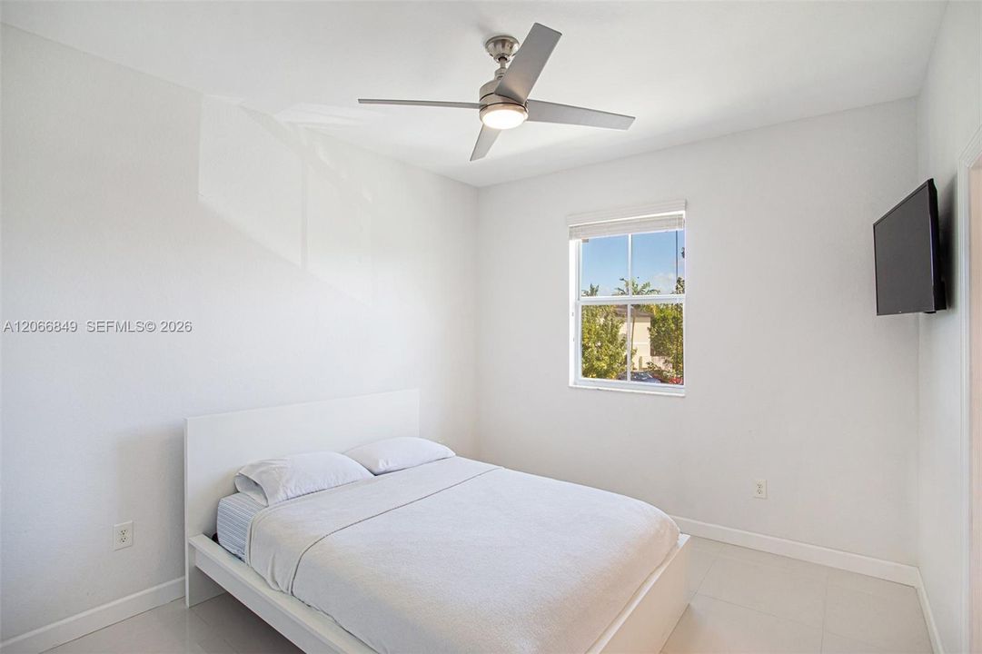For Sale: $285,000 (2 beds, 2 baths, 1290 Square Feet)