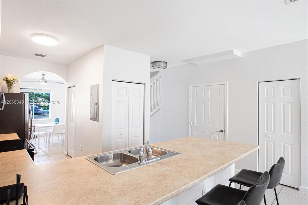 For Sale: $285,000 (2 beds, 2 baths, 1290 Square Feet)