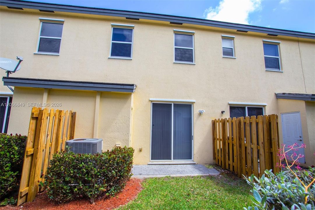 For Sale: $285,000 (2 beds, 2 baths, 1290 Square Feet)
