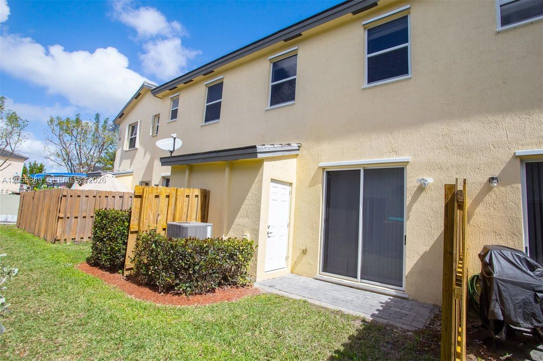 For Sale: $285,000 (2 beds, 2 baths, 1290 Square Feet)
