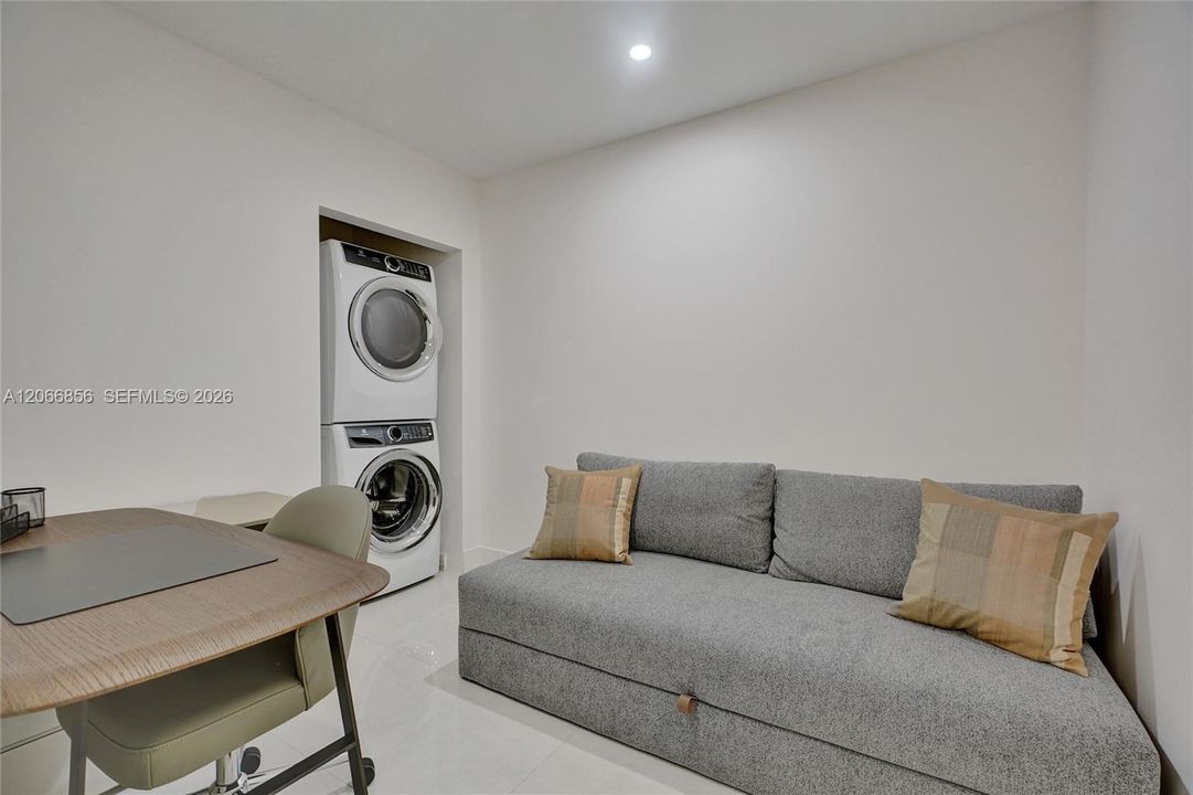 For Rent: $25,000 (3 beds, 3 baths, 2271 Square Feet)