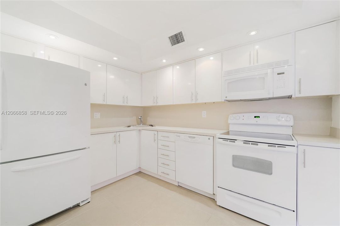 For Sale: $844,000 (2 beds, 2 baths, 1330 Square Feet)