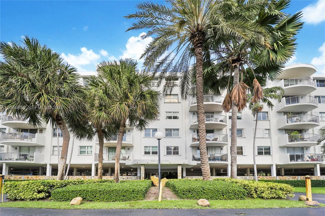For Sale: $844,000 (2 beds, 2 baths, 1330 Square Feet)