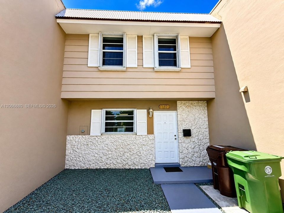 For Sale: $450,000 (2 beds, 1 baths, 1314 Square Feet)