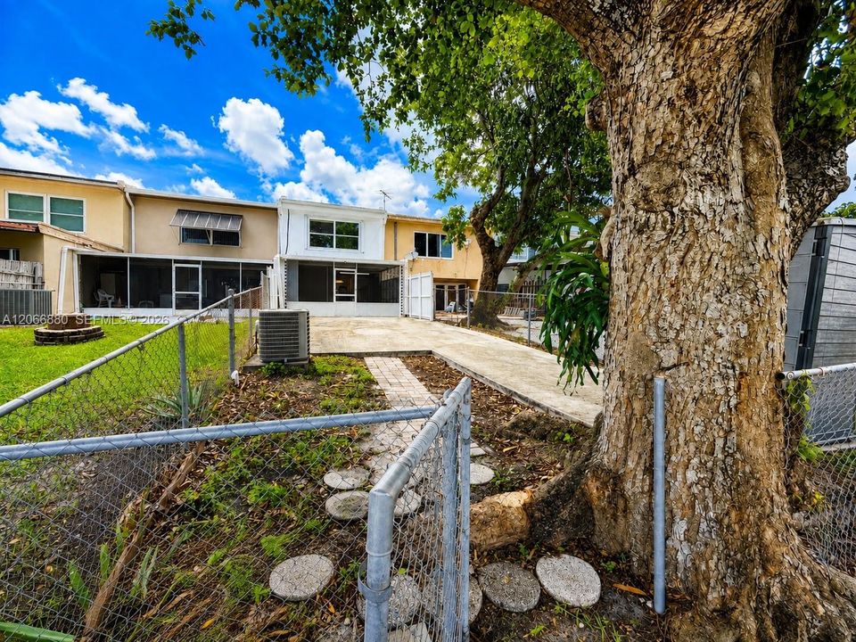 For Sale: $450,000 (2 beds, 1 baths, 1314 Square Feet)