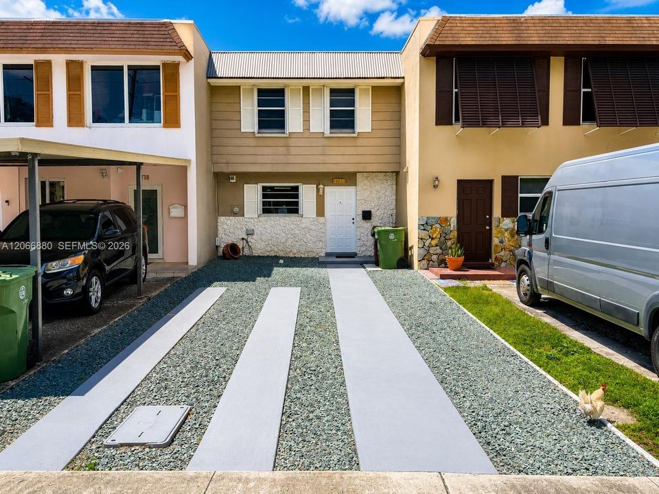 For Sale: $450,000 (2 beds, 1 baths, 1314 Square Feet)