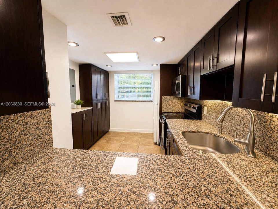 For Sale: $450,000 (2 beds, 1 baths, 1314 Square Feet)