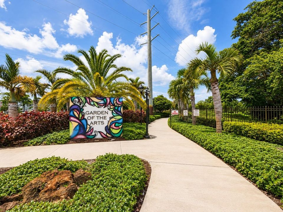 For Sale: $450,000 (2 beds, 1 baths, 1314 Square Feet)