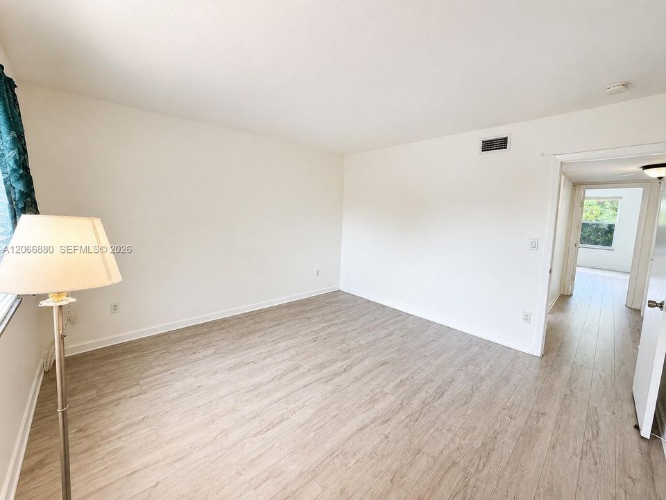 For Sale: $450,000 (2 beds, 1 baths, 1314 Square Feet)