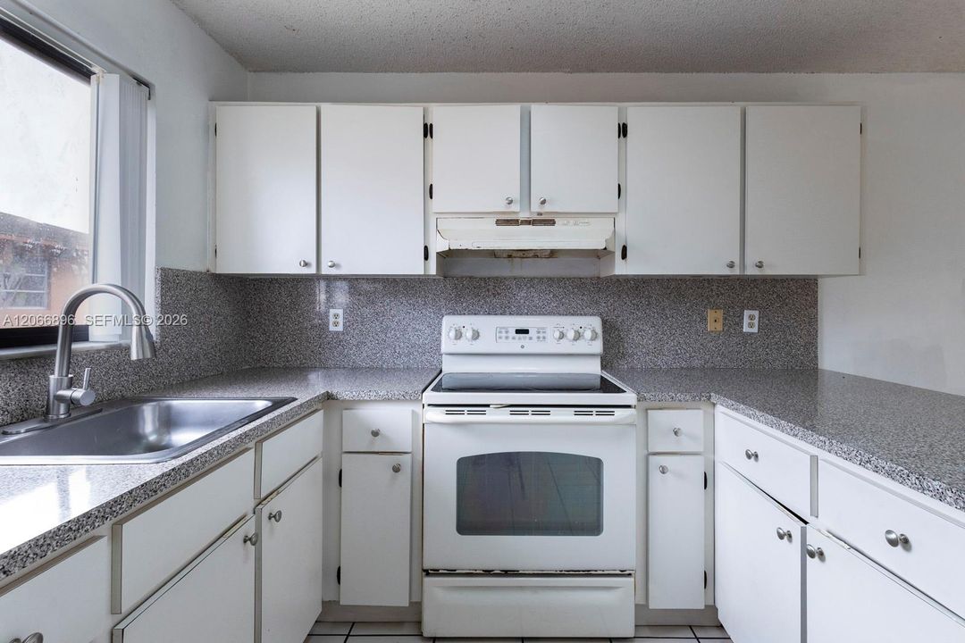 В аренду: $2,200 (2 спален, 1 ванн, 775 Квадратных фут)