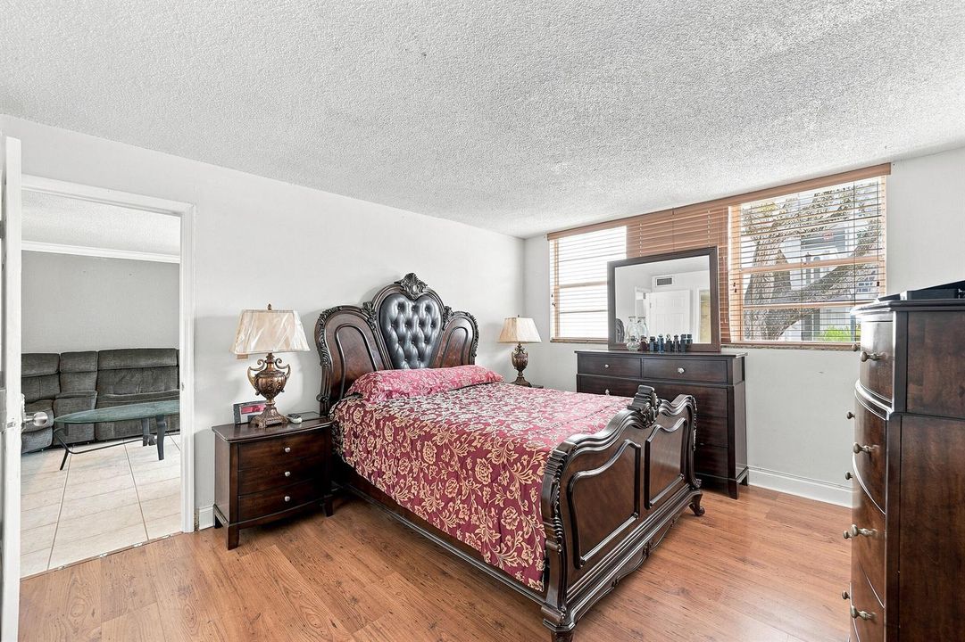 19_primary bedroom