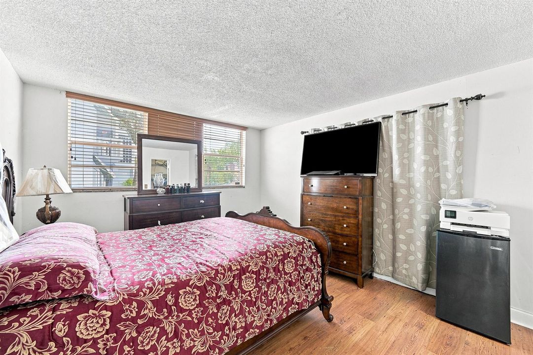 18_primary bedroom