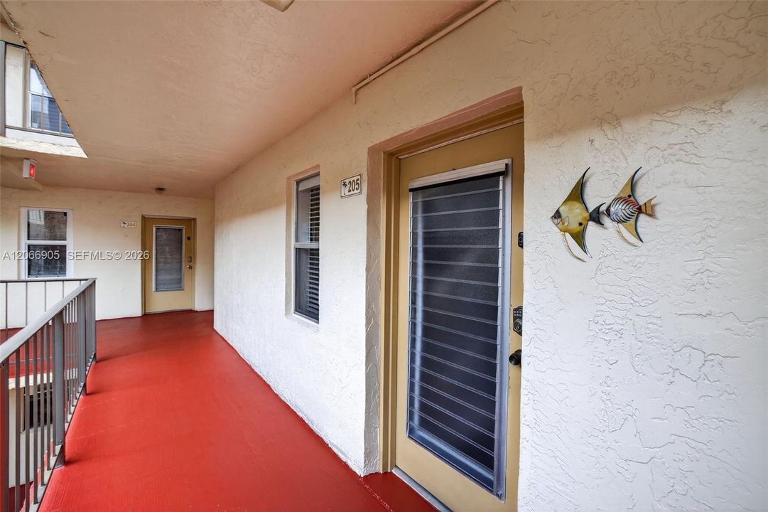 For Sale: $120,000 (1 beds, 1 baths, 748 Square Feet)