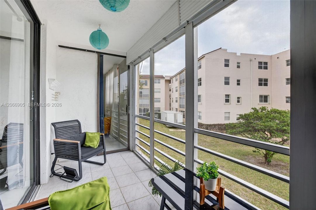 For Sale: $120,000 (1 beds, 1 baths, 748 Square Feet)