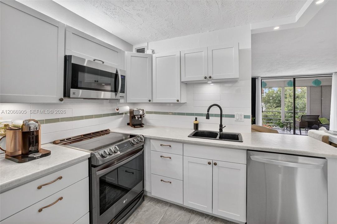 For Sale: $120,000 (1 beds, 1 baths, 748 Square Feet)